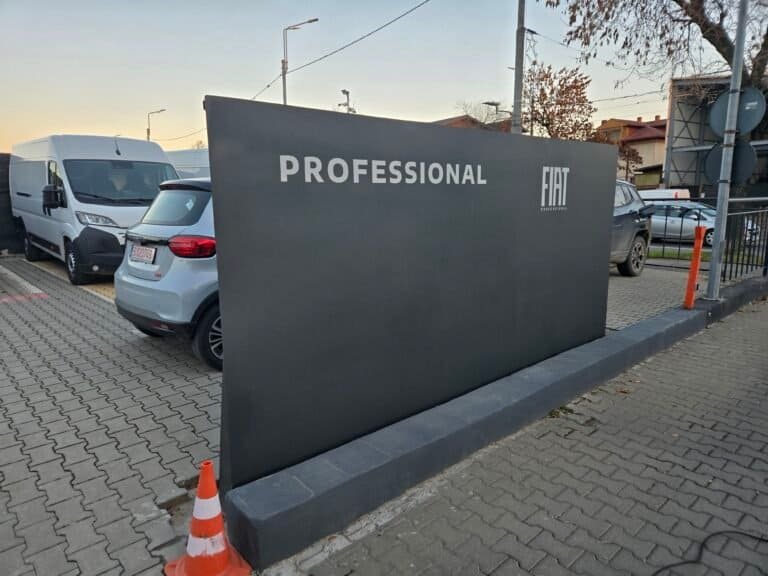 Parcare auto profesională Fiat cu semn clar și vizibil, ideală pentru clienți și angajați.