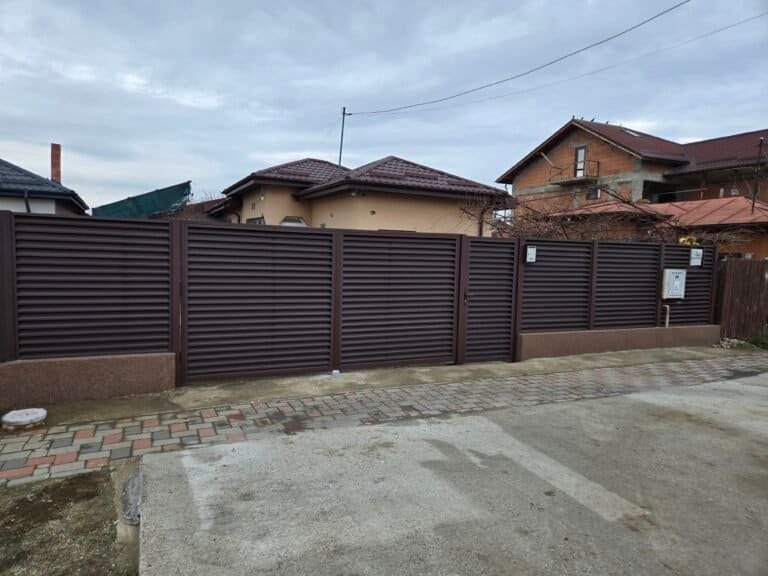 Poartă metalică și gard de securitate pentru curte.