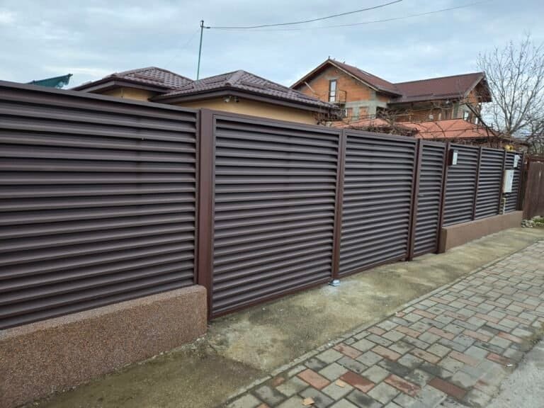 Gard metal modern pentru intimitate și protecție, cu design durabil și estetic, ideal pentru grădini.
