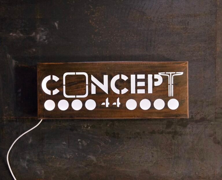 Semnalizare luminoasă pentru concept, cu design modern și iluminare LED.