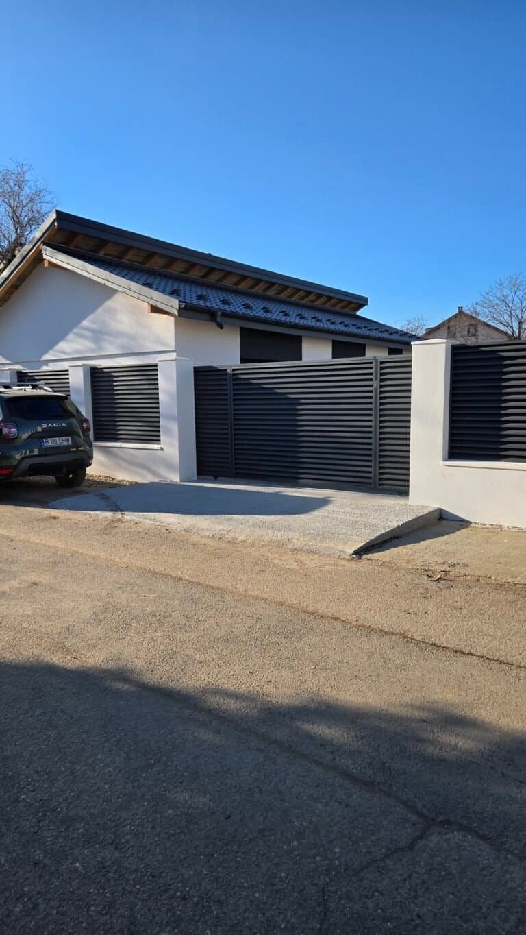 Casă modernă cu gard din lemn și metal, aspect elegant și protecție sporită.