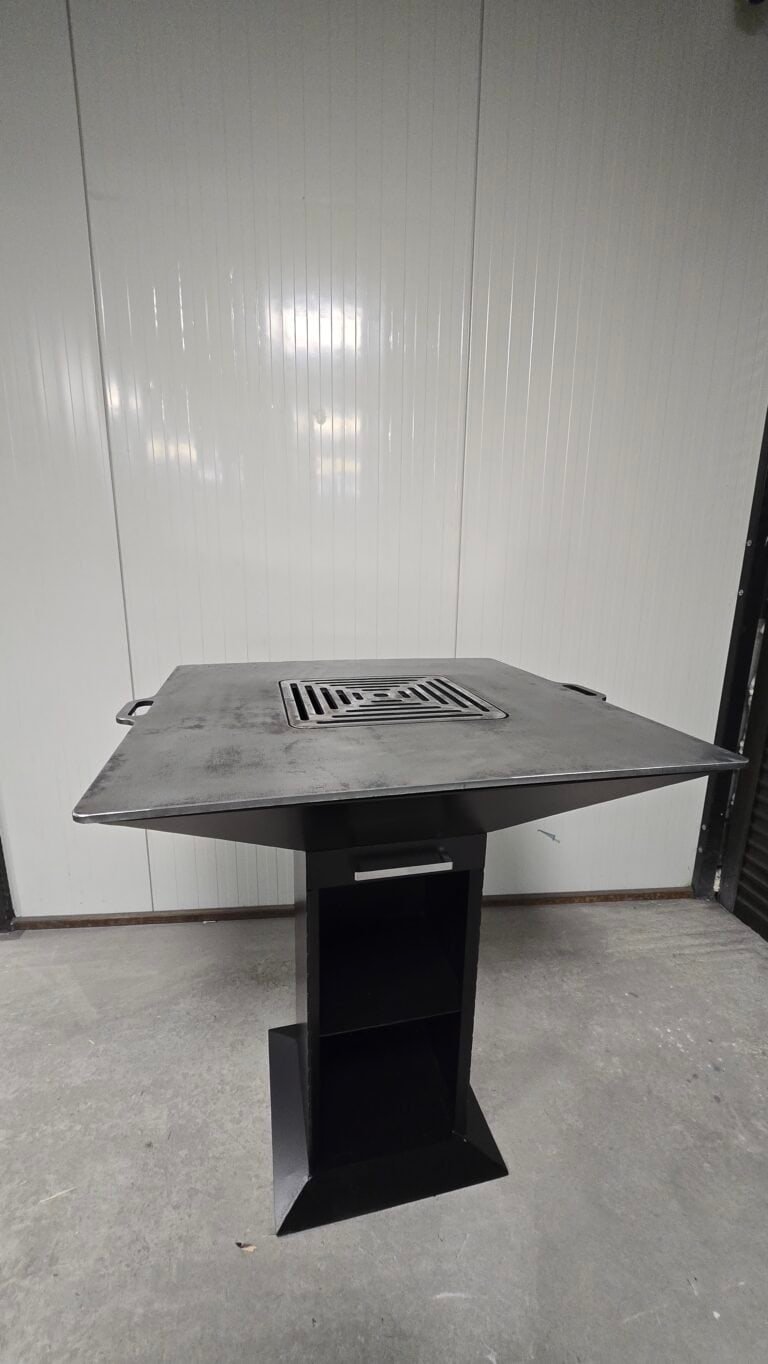 Tabel de grătar din metal negru, ideal pentru grătare în aer liber și evenimente.