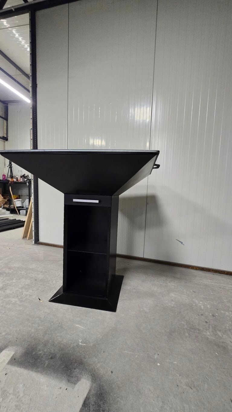 Masă de prezentare neagră, design modern, pentru evenimente și expoziții.