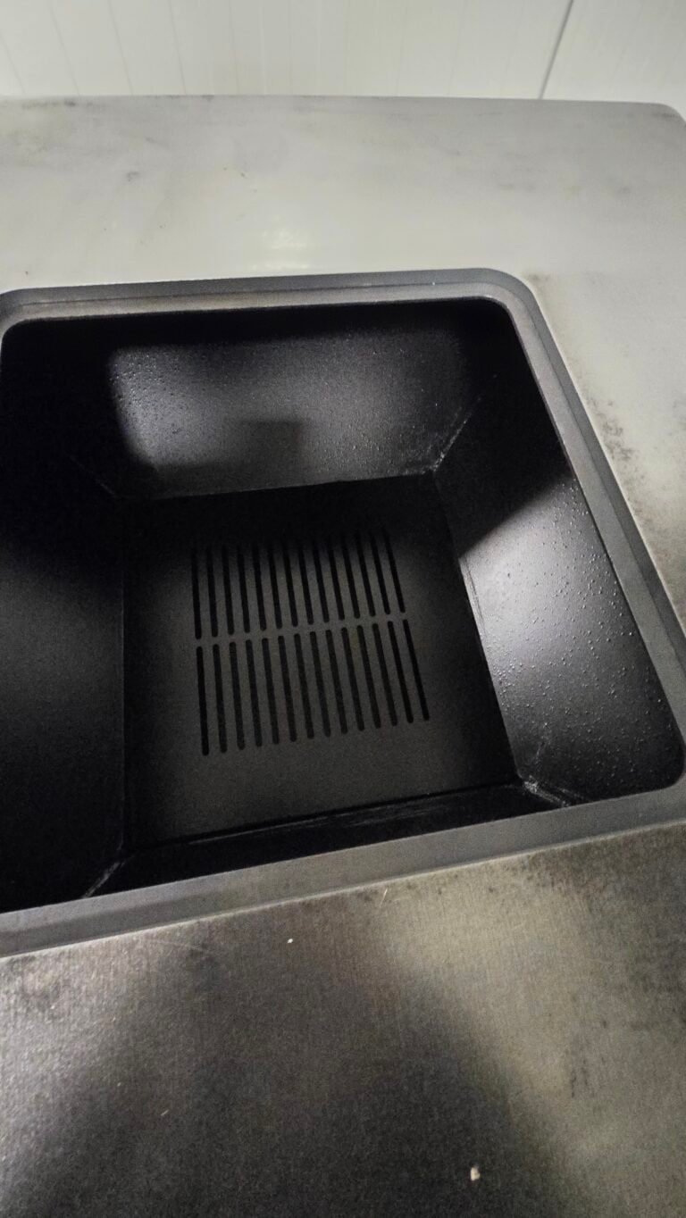 Tavă de inox pentru bucătărie, robustă și ușor de curățat. Ideală pentru prepararea și servirea alim.