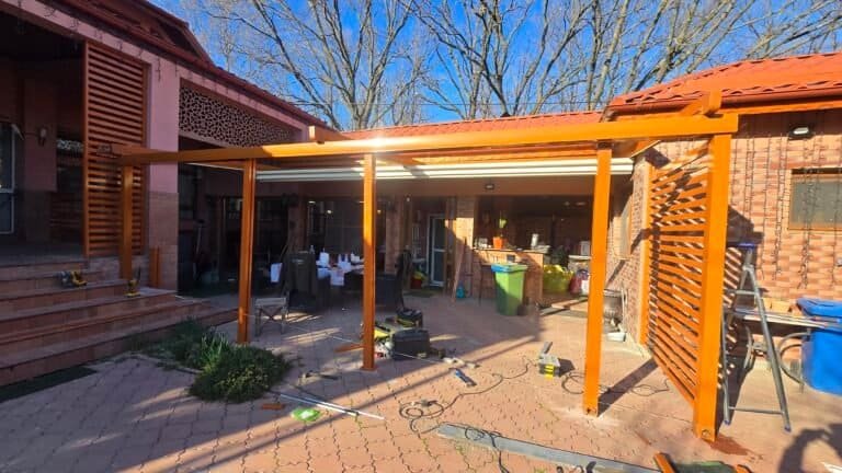 Structură de lemn pentru terasă în construcție, ideal pentru amenajarea spațiilor exterioare moderne.