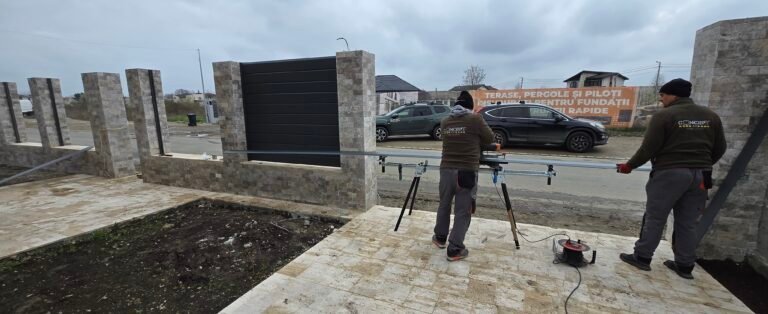 Statuie de beton în proces de realizare, cu muncitori care lucrează la finisare.