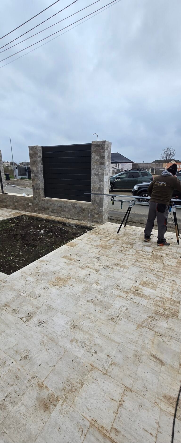 Panou de intrare modern din beton și lemn, design elegant și durabil.