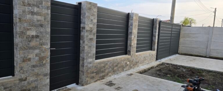 Gard din beton și oțel pentru intimitate și securitate.