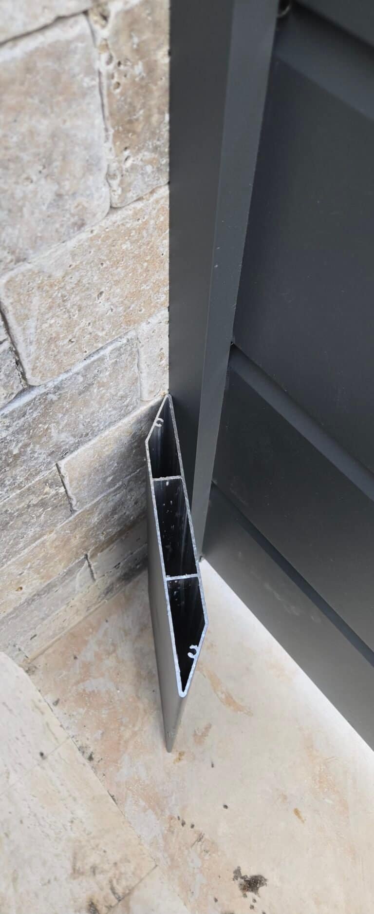 Tavă de protecție pentru mobilier exterior, din metal, pentru prevenirea deteriorării.