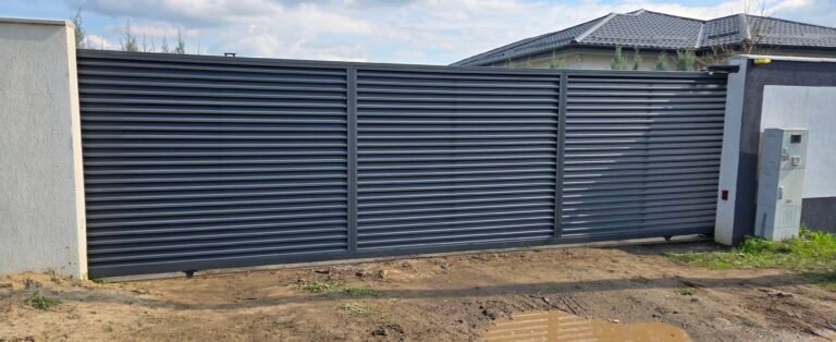 Poartă metalică glisantă pentru acces și securitate.