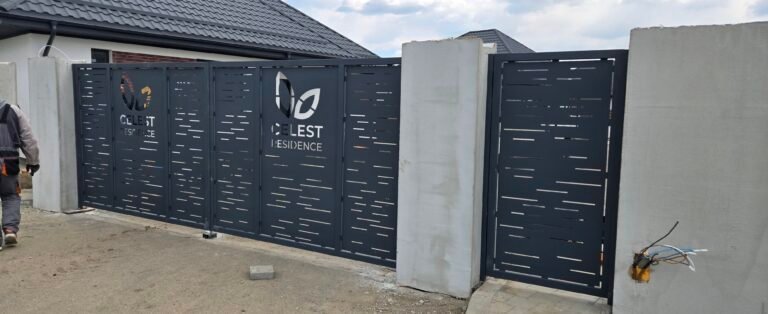 Poartă metalică modernă cu perforații decorative pentru rezidență.