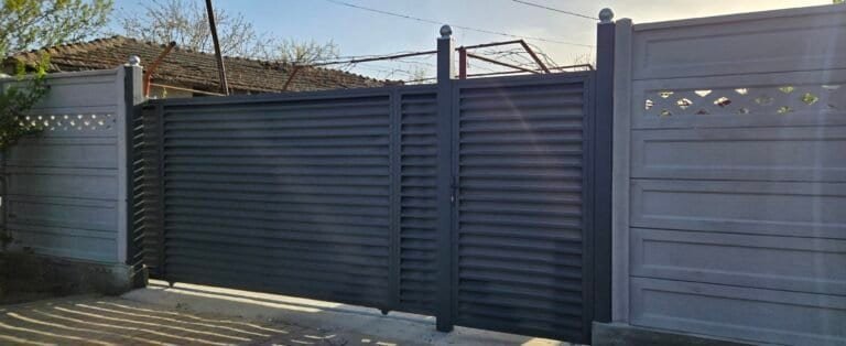 Poartă metalică modernă pentru grădină și curte, asigurând securitate și estetică.