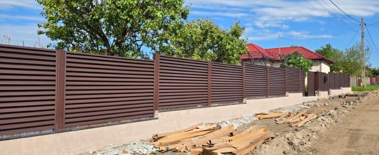 Gard din lemn modern pentru curte și grădină, oferind intimitate și estetică.