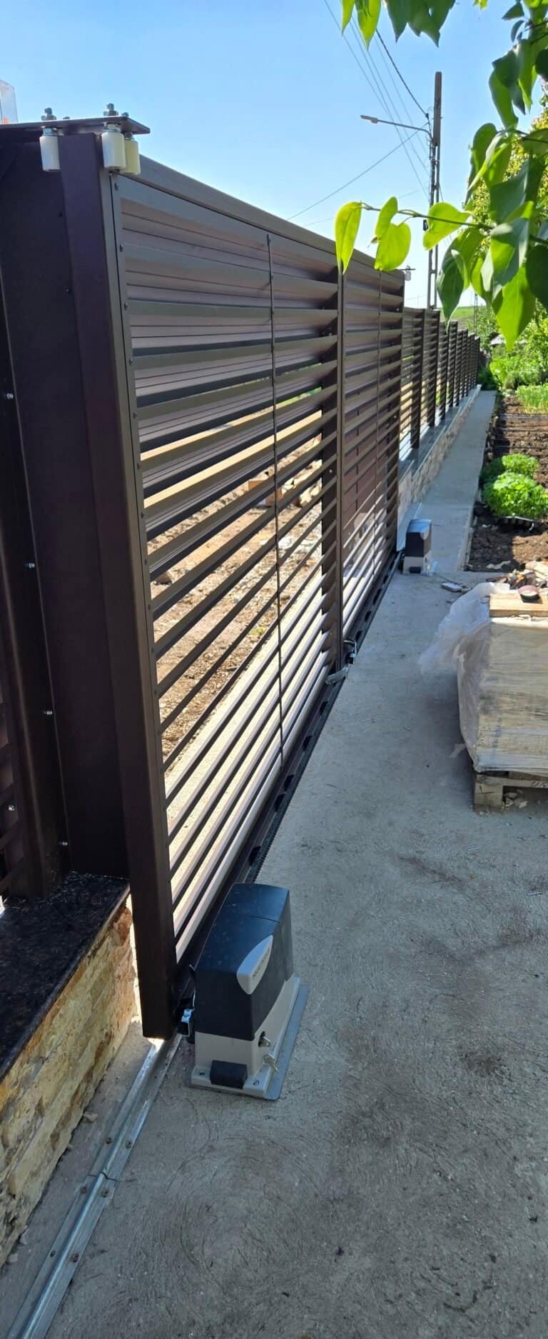 Gard metalic rezistent pentru protecție și intimitate în curte.