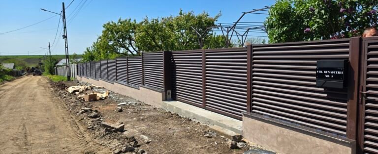 Gard modern din lemn și metal pentru intimitate și securitate.