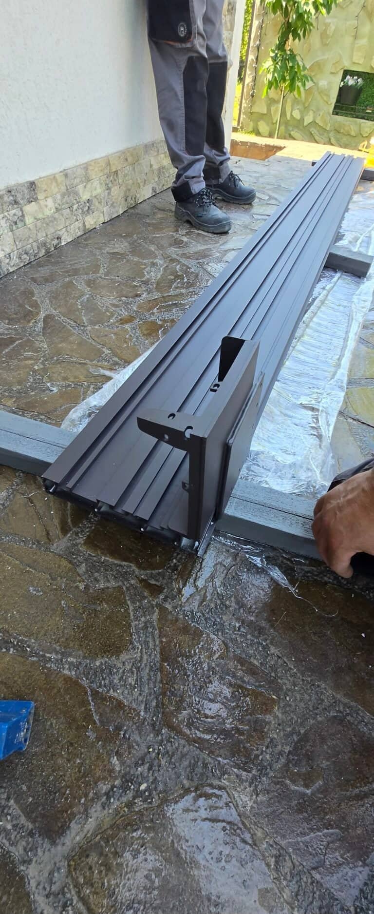 Instalare profile metalice pentru acoperiș, proces de montaj în exterior.