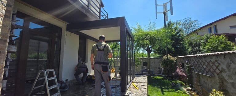 Pergola retractabilă pentru terasă în grădină.