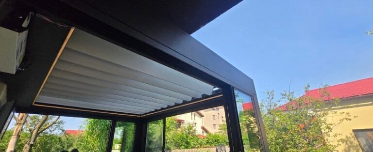 Acoperiș retractabil modern pentru terasă, ideal pentru spații exterioare elegante și funcționale.