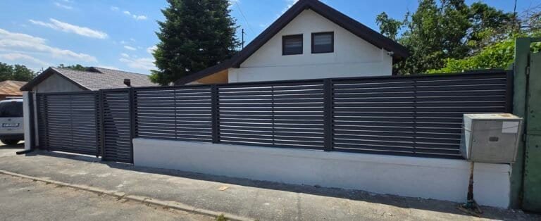 Gardă metalică modernă cu lamele orizontale pentru securitate și estetică.