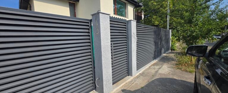 Gard metal modern cu panouri orizontale negre pentru protecție și estetică.