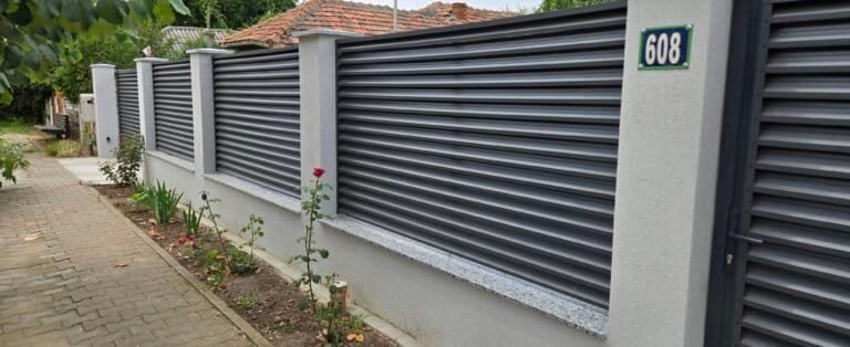 Panou de gard din beton și metal pentru protecție și estetică.