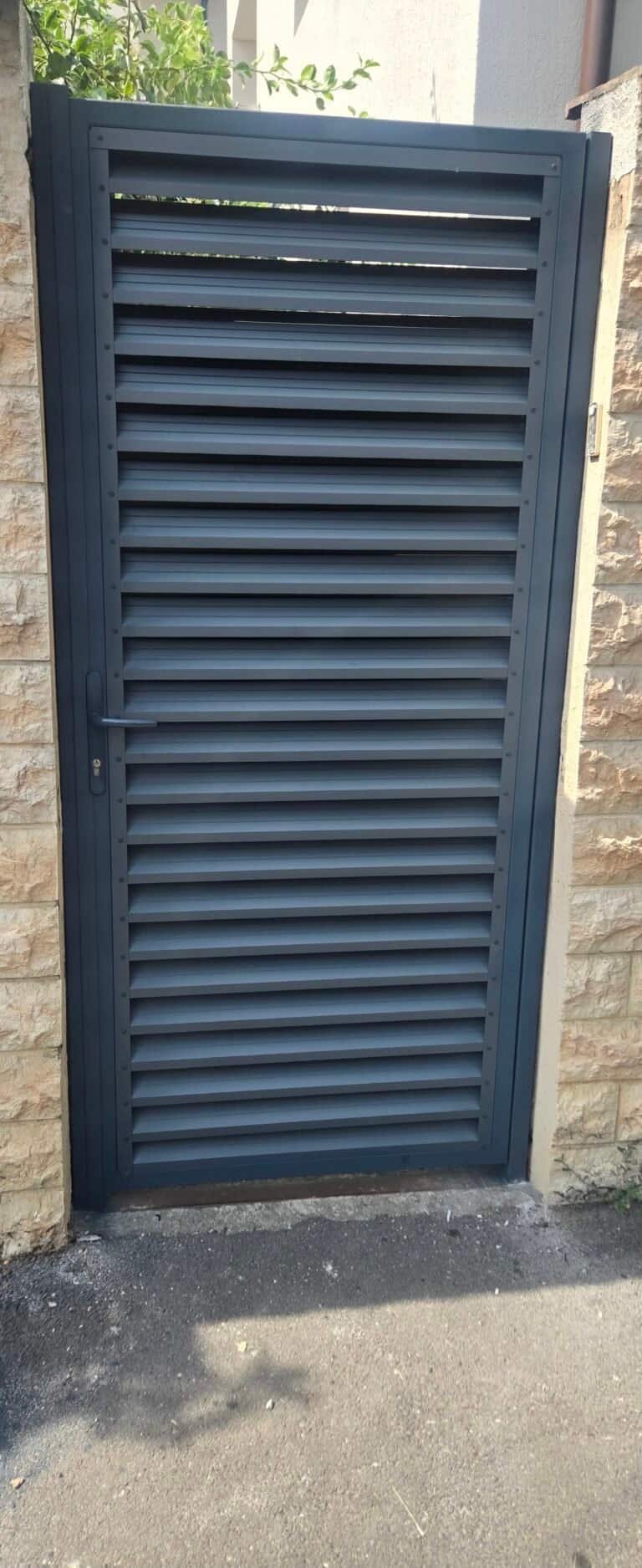 Ușă de ventilație din aluminiu cu grilaj închis pentru aerisire eficientă.