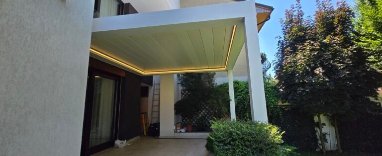 Acoperiș retractabil pentru terasă modernă, ideal pentru spații exterioare elegante și funcționale.