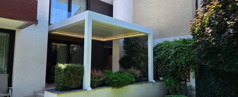 Pergoară albă modernă pentru terasă în grădină.