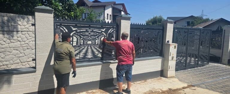 Gard decorativ din metal pentru curte.