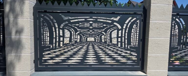 Porți metalice moderne cu model geometric pentru acces și securitate.