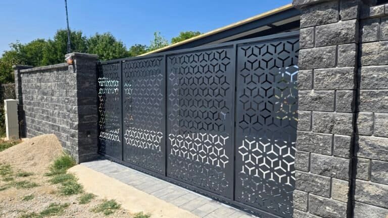 Poartă metalică modernă cu design geometric pentru securitate și estetică.