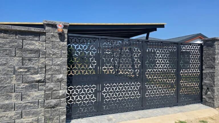 Poartă metalică neagră cu design geometric pentru acces și securitate.