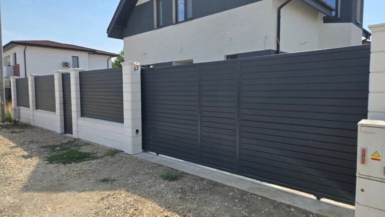 Poartă automată din lemn pentru curte, cu design modern și durabilitate ridicată.