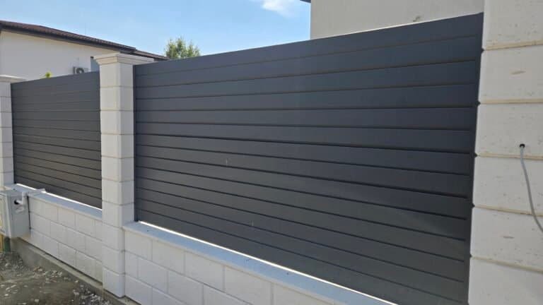 Gard din lemn modern pentru curte, cu design elegant și durabilitate ridicată.