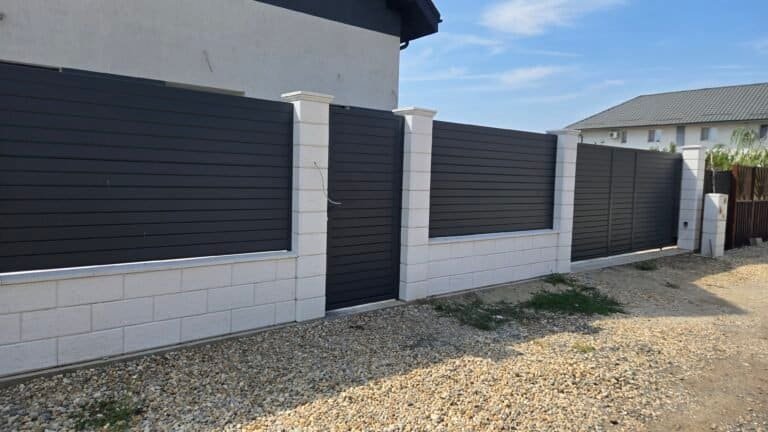 Gard din aluminiu negru pentru protecție și intimitate.