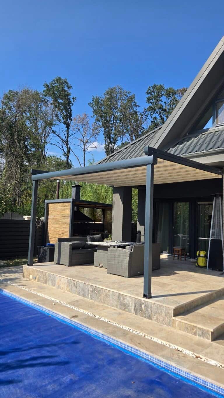 Terasă modernă cu zonă de relaxare și piscină pentru confort și stil de viață.