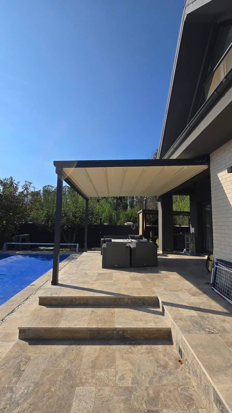 Teren de exterior cu terasă acoperită, mobilier de relaxare și piscină privată.