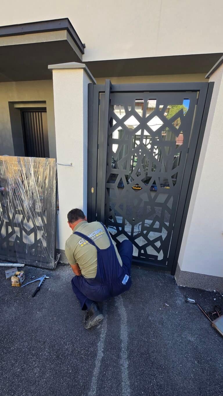 Ușă de acces cu model geometric modern pentru intrare elegantă.