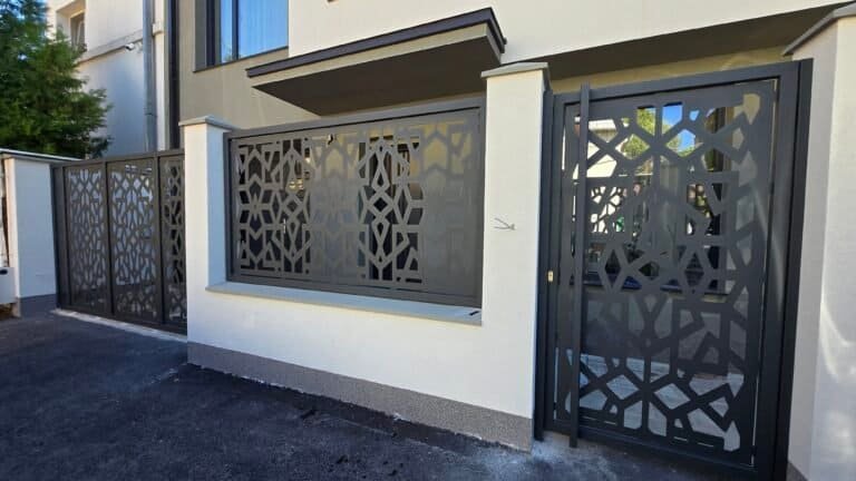 Poartă metalică modernă cu design geometric pentru curte și intrare.