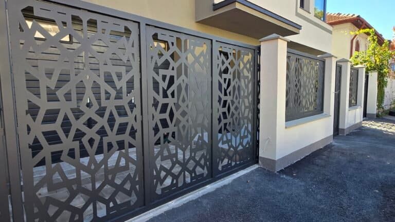 Porți metalice moderne cu model geometric pentru securitate și estetică.
