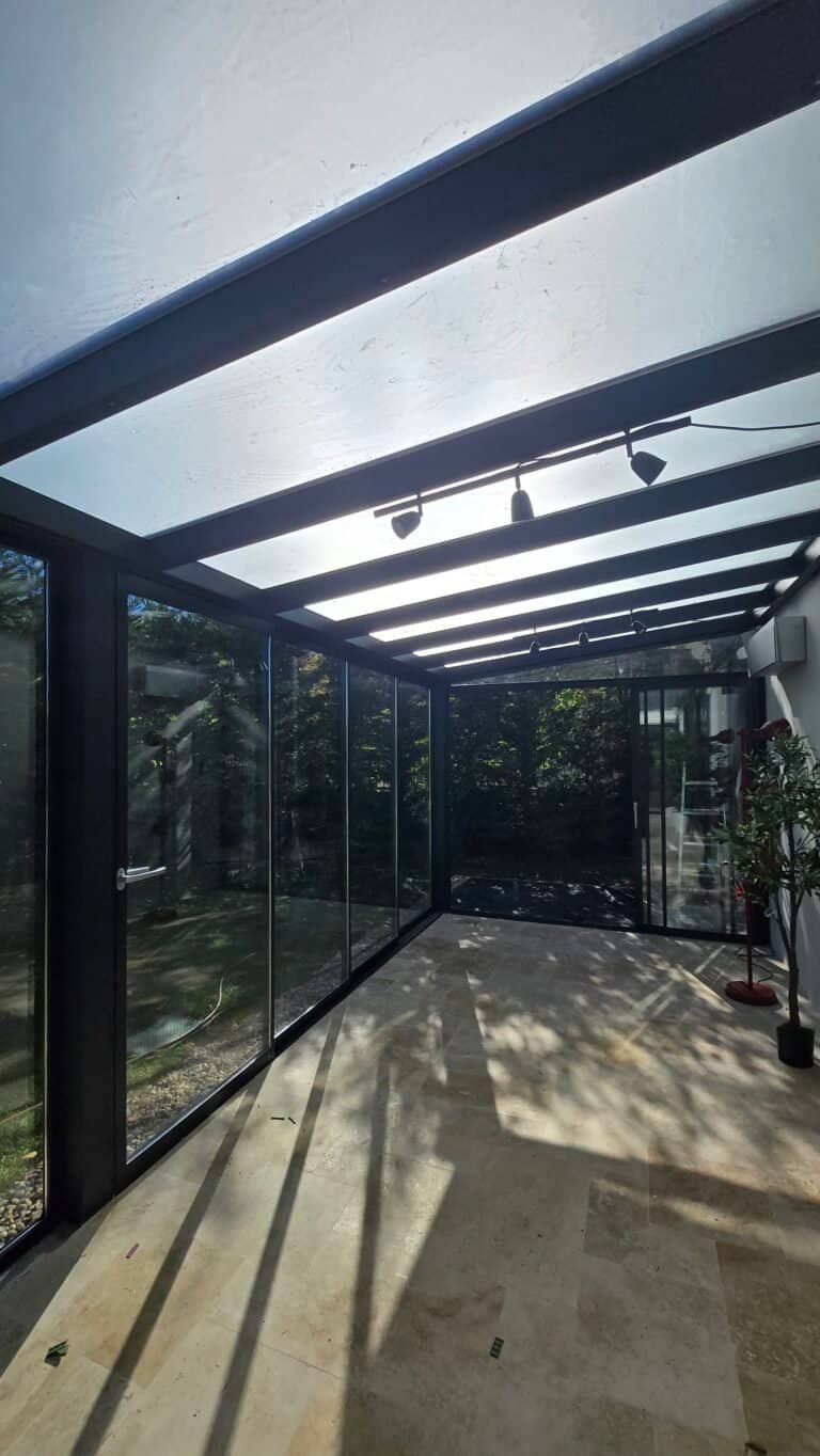 Vitrină panoramică pentru terasă, protecție solară și izolare termică, design modern și elegant.