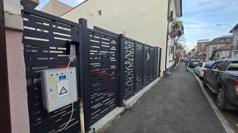 Gard metalic modern pentru grădină și curte.