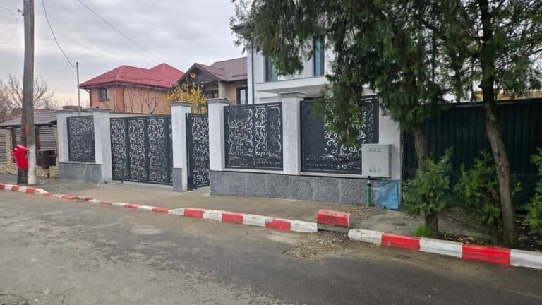 Gard din beton și fier forjat modern, durabil și estetic pentru protecție și intimitate.