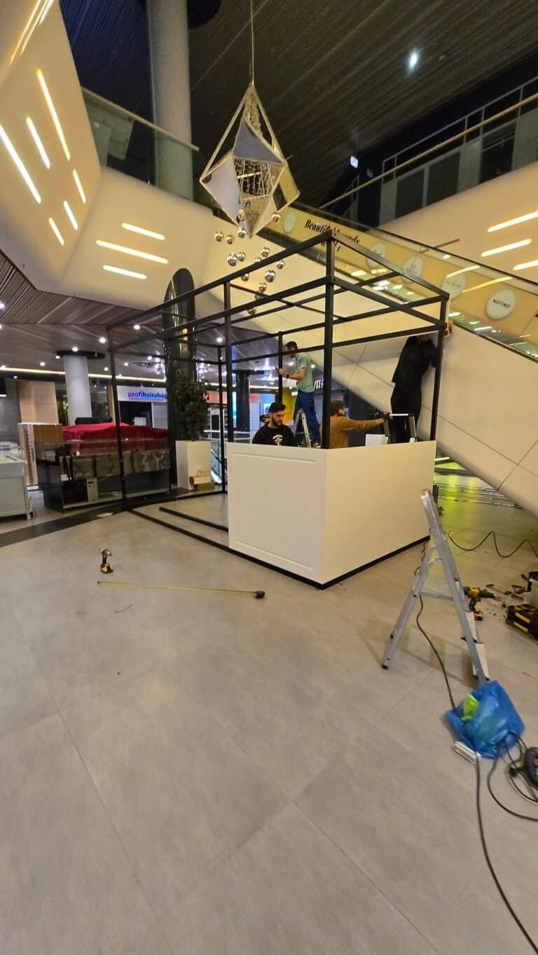 Recepție modernă în centru comercial cu design elegant și iluminat ambiental.