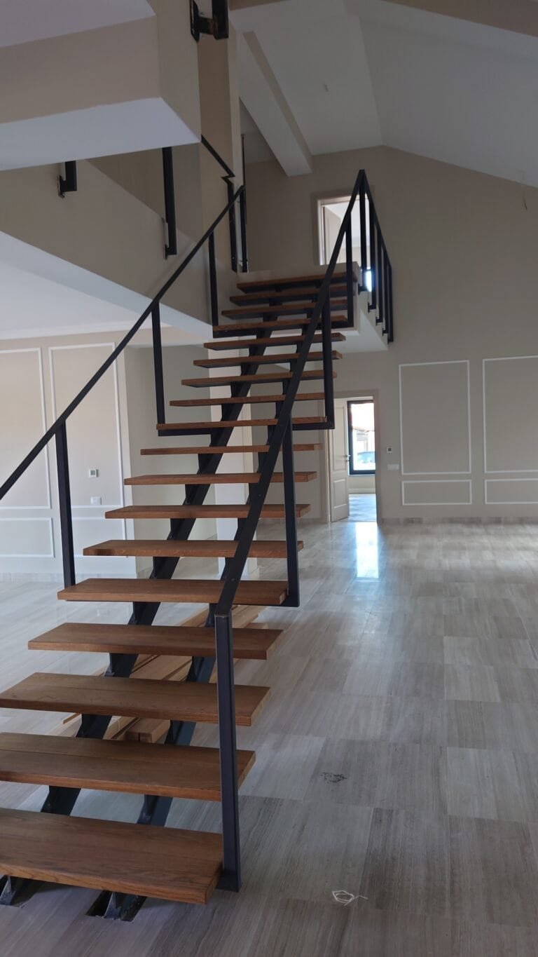 Trepte din lemn și metal pentru interior modern și elegant.