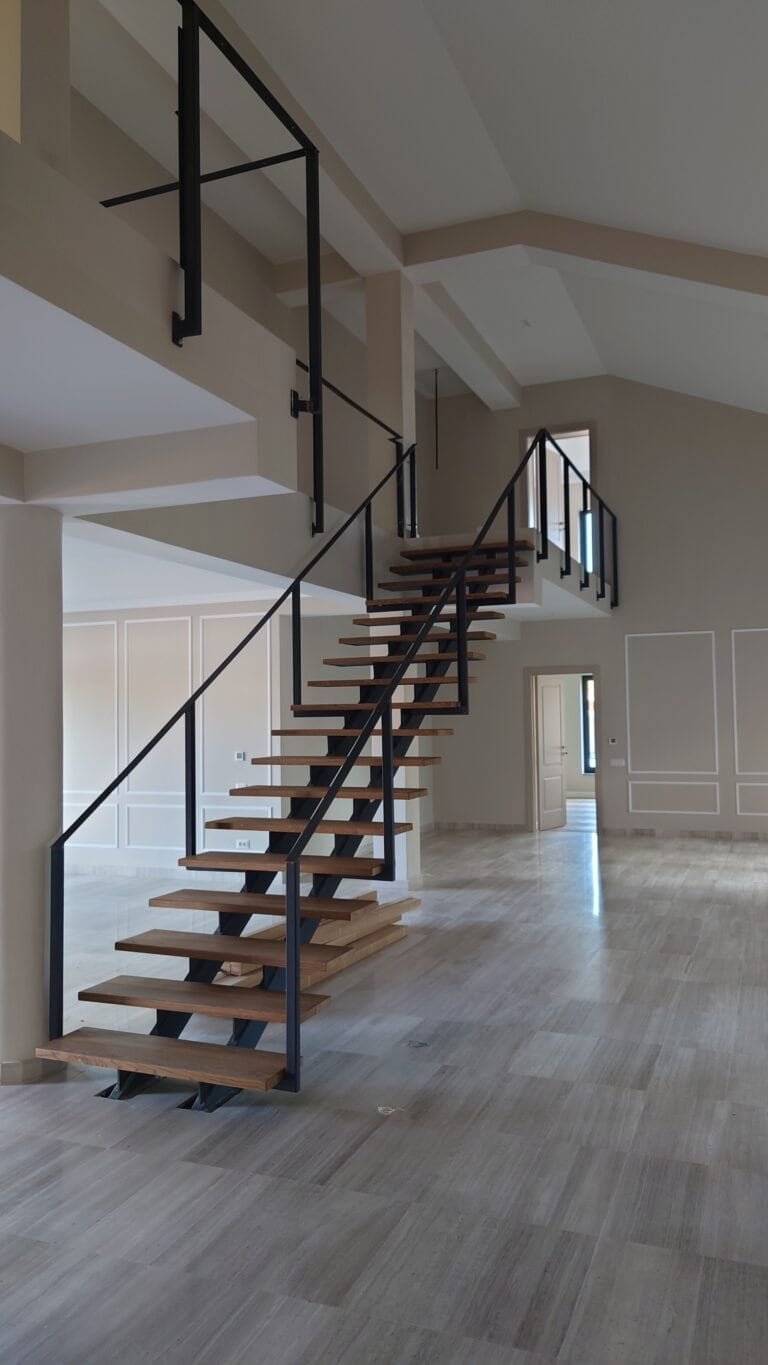 Scară elegantă din lemn și metal pentru interior modern.