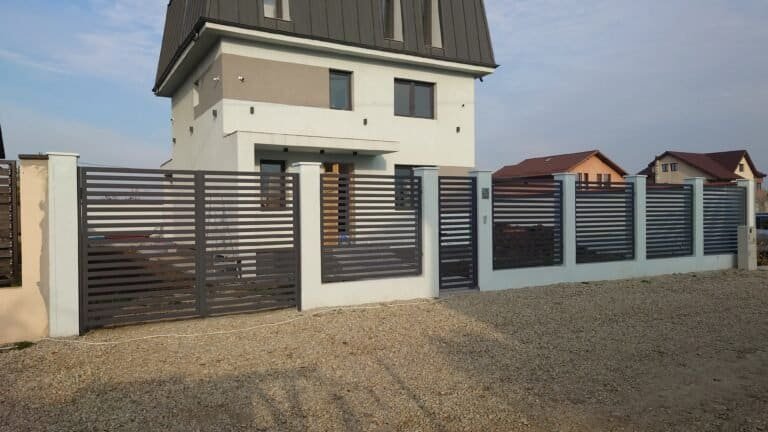 Poartă metalică modernă pentru grădină, cu design orizontal și sistem de securitate avansat.