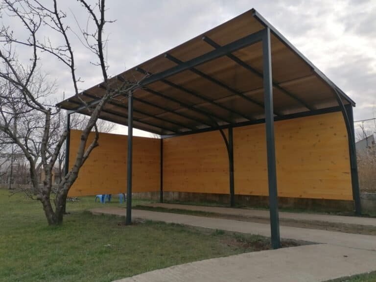 Pavilion modern din lemn și metal pentru relaxare în grădină.