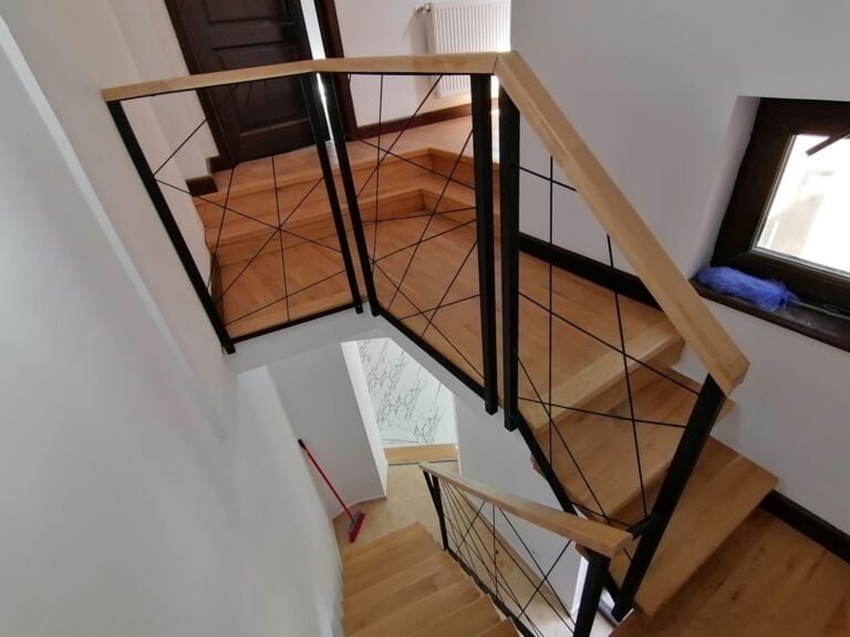 Scară interioară modernă cu balustradă din metal și lemn, ideală pentru design contemporan.