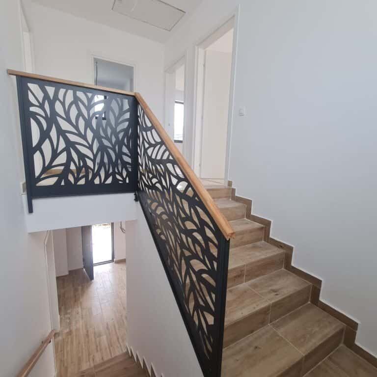 Balustradă decorativă pentru scări interioare moderne.